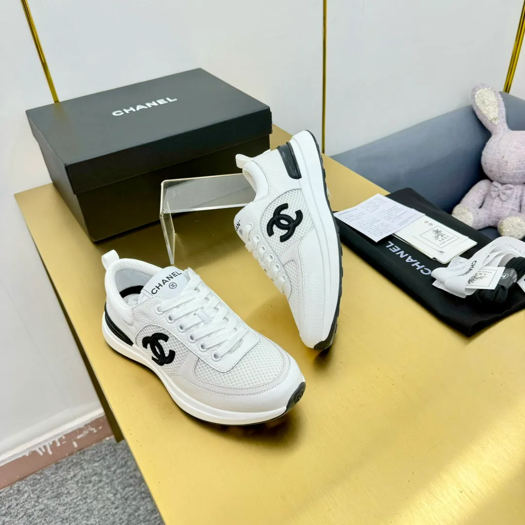 👟👟Ex-factory price 520👟👟 Women's shoe factory top version Chanel Chanel - 2023 counter top casual sports shoes This classic design; the upper is electro-embroidered with a variety of techniques; the outsole is fashionable and sporty; it is unusual to incorporate a variety of color matching elements... The diversified mix and match is very beautiful and versatile, casual, fashionable, sports and outdoor can be taken into account... ꫛꫀꪝ Go➫ Material: ❶The upper is made of: original imported mercerized velvet + double-layer breathable mesh ❷The inner part is made of: the original imported breathable mesh ❸The outsole is based on: original TPU combination outsole Special counter boutique packaging complete set for women 35–41